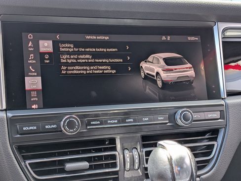 Certified 2019 Porsche Macan image 18