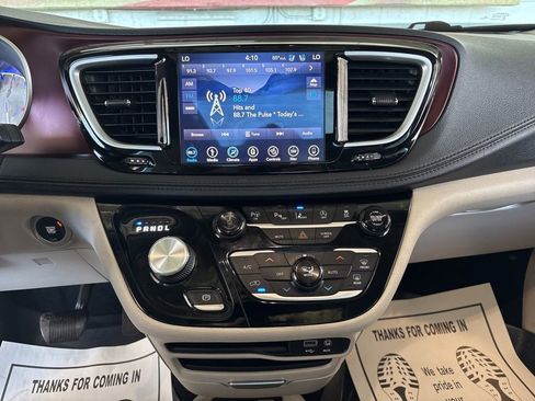 Used 2019 Chrysler Pacifica Limited w/ Advanced Safetytec Group FWD image 14