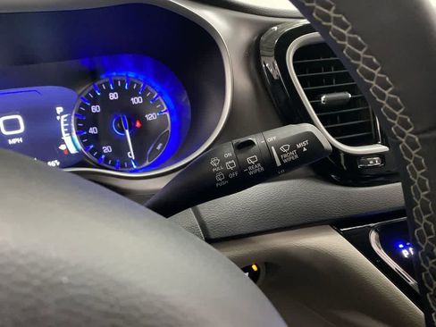 Used 2024 Chrysler Pacifica Touring-L image 21