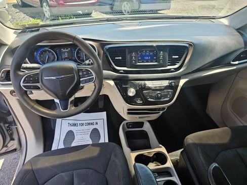 Used 2017 Chrysler Pacifica LX image 12