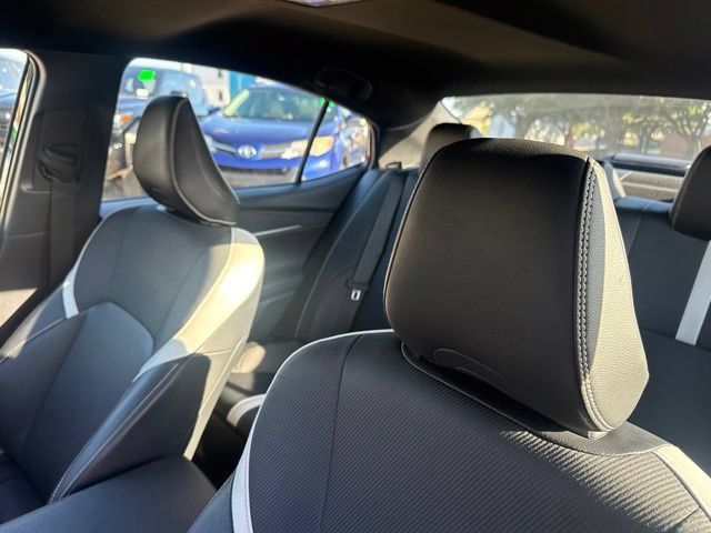 Used 2025 Toyota Camry SE FWD image 9