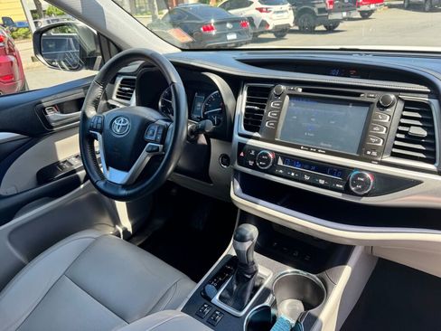 Used 2019 Toyota Highlander XLE AWD/4WD image 10