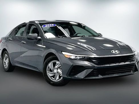 Used 2025 Hyundai Elantra SE FWD image 1