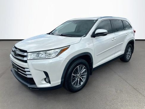 Used 2019 Toyota Highlander XLE AWD/4WD image 3