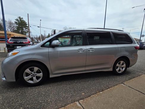Used 2020 Toyota Sienna LE w/ LE Preferred Package image 4