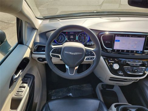 Used 2023 Chrysler Pacifica Touring-L FWD image 12