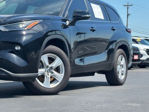 Used 2025 Toyota Highlander LE FWD image 3