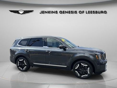 Used 2024 Kia Telluride EX image 3
