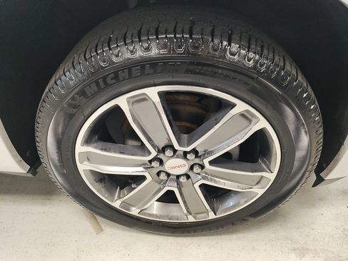 Used 2017 GMC Acadia Denali w/ Technology Package AWD/4WD image 4