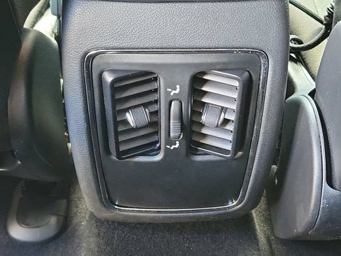 Used 2019 Jeep Grand Cherokee Laredo RWD image 12