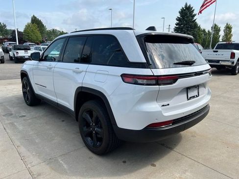 Used 2025 Jeep Grand Cherokee Altitude AWD/4WD image 4