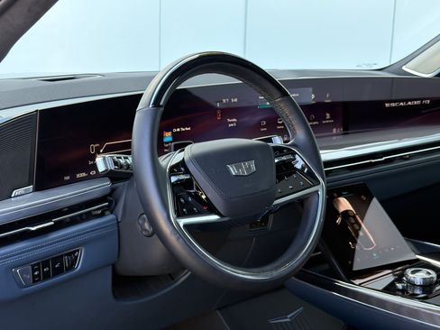 Certified 2025 Cadillac Escalade IQ Luxury 2 w/ LPO, Premium Carpet Package AWD/4WD image 18