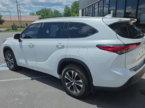 Used 2022 Toyota Highlander XLE AWD/4WD image 3