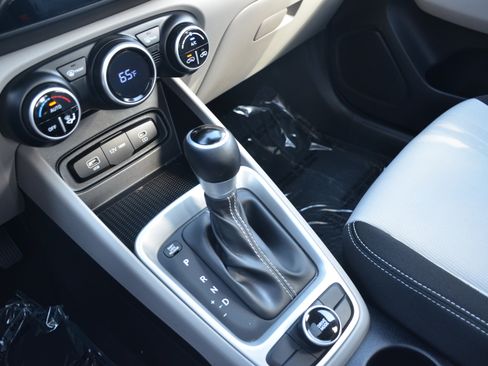 Used 2024 Hyundai Venue SEL image 14