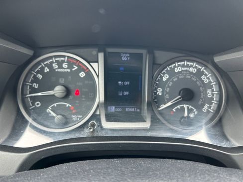 Used 2021 Toyota Tacoma TRD Sport AWD/4WD image 9