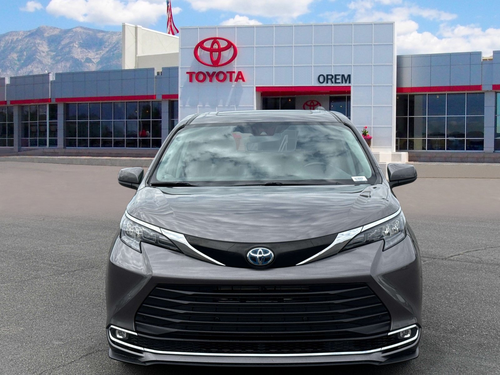 Used 2024 Toyota Sienna XLE FWD image 2