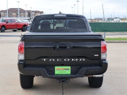 Used 2016 Toyota Tacoma Limited w/ Towing Package image 6