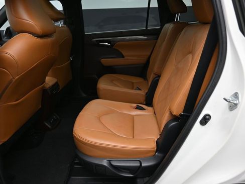 Used 2020 Toyota Highlander Platinum image 7
