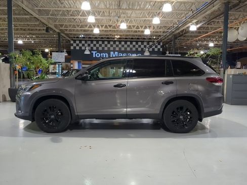 Used 2019 Toyota Highlander SE w/ Nightshade Edition image 12