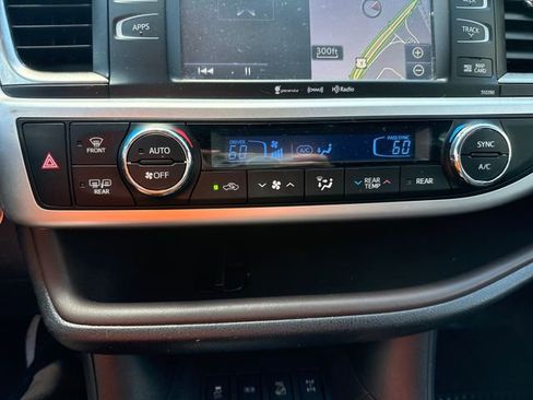 Used 2019 Toyota Highlander XLE AWD/4WD image 24