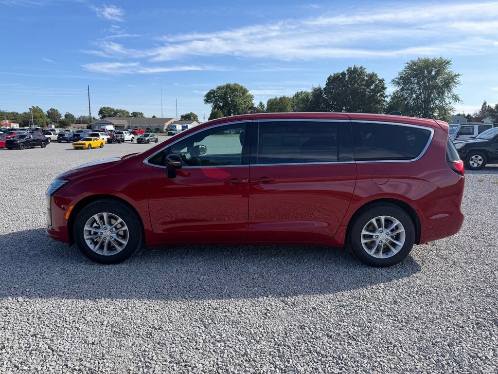 New 2027 Chrysler Pacifica Select FWD image 3