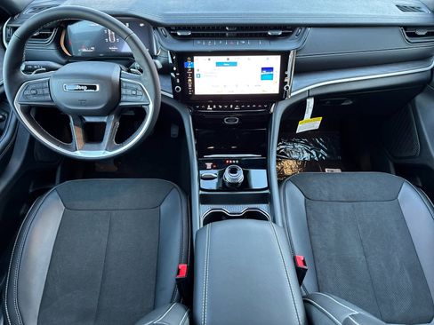 New 2026 Jeep Grand Cherokee Altitude image 13