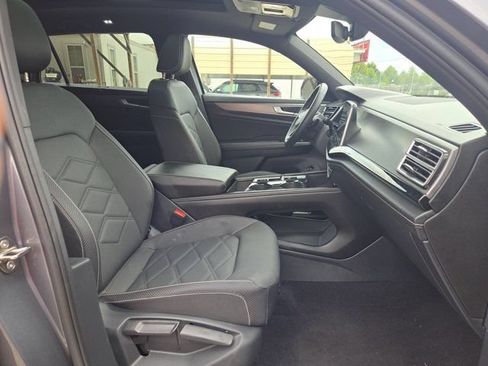 Used 2025 Volkswagen Atlas Cross Sport SE FWD image 29