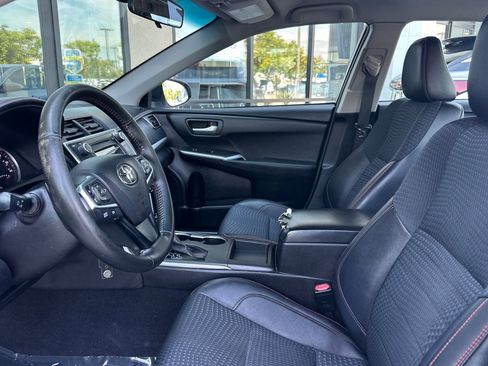 Used 2015 Toyota Camry SE image 5