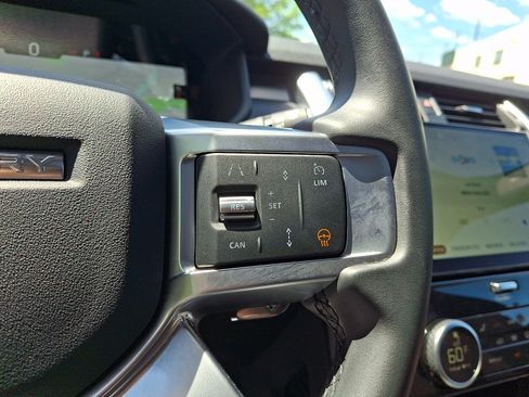Used 2025 Land Rover Discovery Dynamic SE AWD/4WD image 21