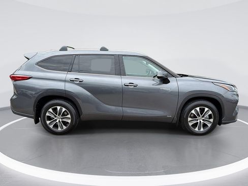 Used 2021 Toyota Highlander XLE AWD/4WD image 3