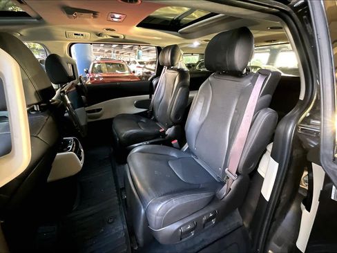 Used 2022 Kia Carnival SX Prestige image 19