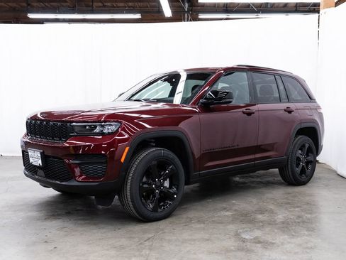 New 2025 Jeep Grand Cherokee 4WD image 3