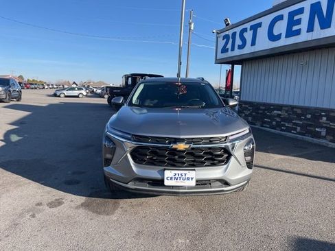Used 2025 Chevrolet Trax LT w/ LT Convenience Package image 2