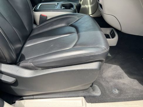 Used 2023 Chrysler Pacifica Touring-L FWD image 16