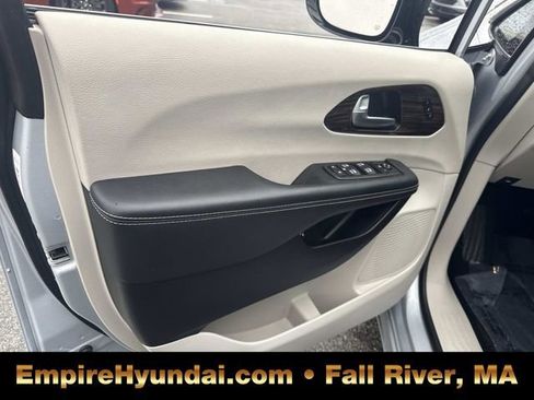 Used 2023 Chrysler Pacifica Limited FWD image 18