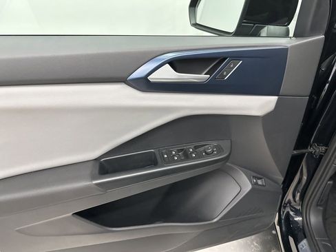 Used 2022 Volkswagen Taos SE image 11