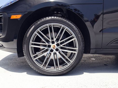 Certified 2025 Porsche Macan AWD/4WD image 29