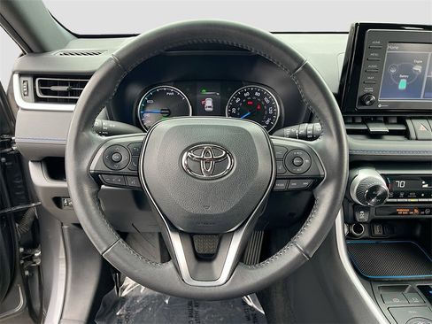 Used 2022 Toyota RAV4 SE image 11