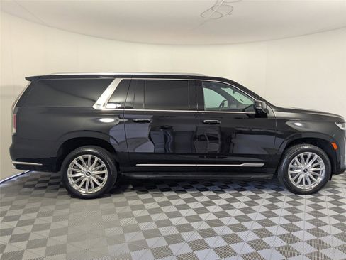 Used 2023 Cadillac Escalade ESV Premium Luxury image 4