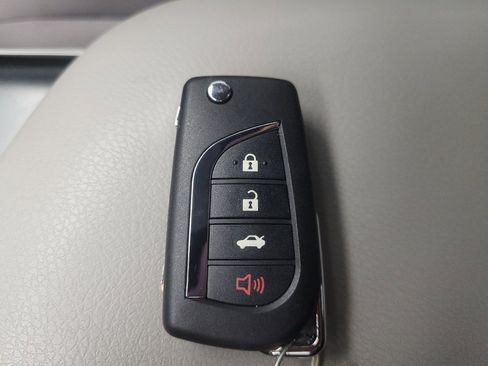 Used 2019 Toyota Camry L image 32