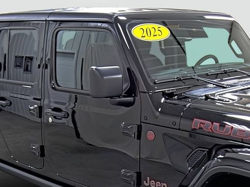 Used 2025 Jeep Gladiator Rubicon w/ Dual Top Group AWD/4WD image 15