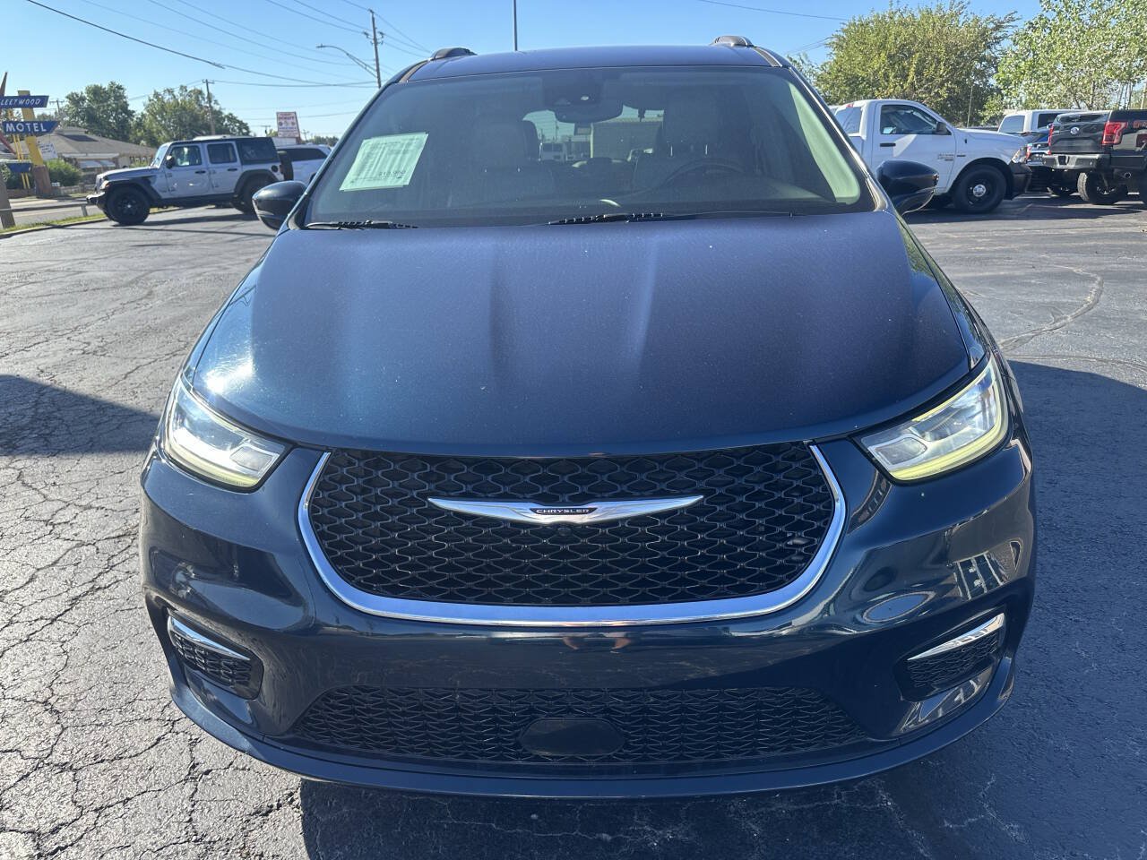 Used 2021 Chrysler Pacifica Touring-L FWD image 4