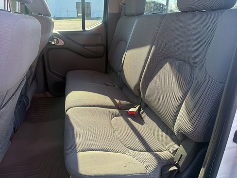 Used 2013 Nissan Frontier SV image 18