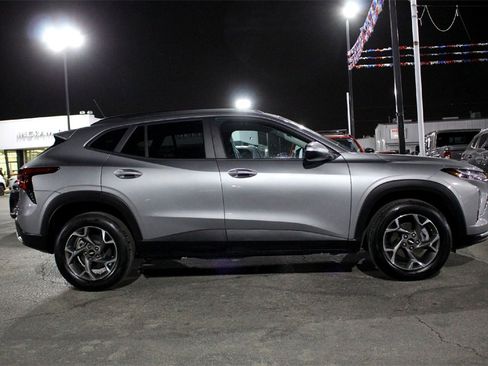 Used 2025 Chevrolet Trax LT w/ LT Convenience Package image 4