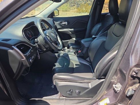 Used 2019 Jeep Cherokee Latitude Plus w/ Comfort/Convenience Group FWD image 18