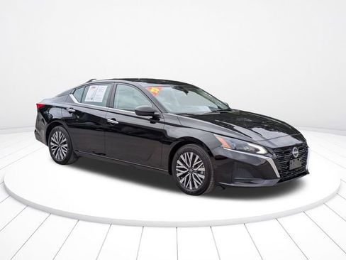 Used 2025 Nissan Altima 2.5 SV FWD image 2
