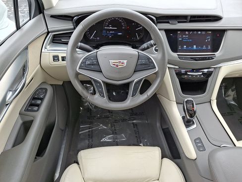 Used 2017 Cadillac XT5 Luxury w/ Driver Awareness Package image 11