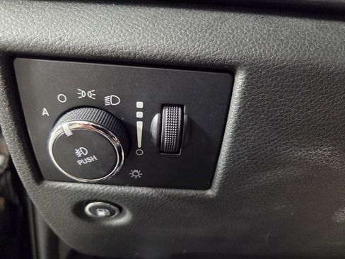 Used 2021 Jeep Grand Cherokee Laredo AWD/4WD image 19