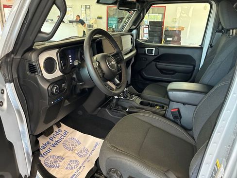 Used 2024 Jeep Wrangler Unlimited w/ Convenience Group AWD/4WD image 8