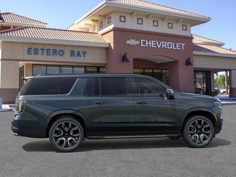 New 2026 Chevrolet Suburban RST AWD/4WD image 5